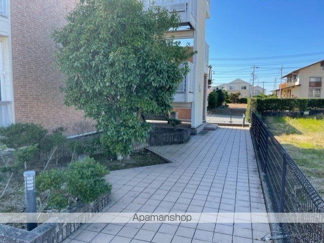 レオパレスプラムズIIIの玄関写真