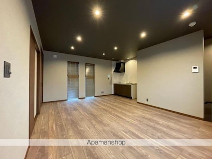 アルカディアガレージ元山Ａ・Ｂ[1R/74.25m2]のリビング・居間