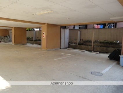 トヮ　グリシーヌ[1K/28.35m2]の駐車場