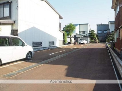 イーストガーデン[1DK/40.39m2]の駐車場2