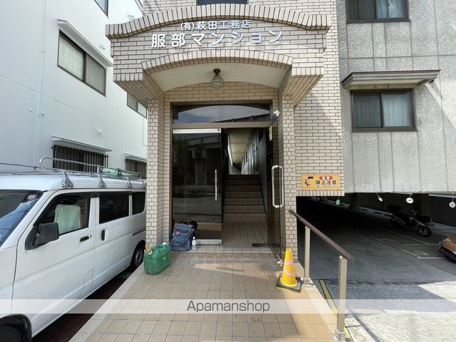 服部マンションの玄関写真