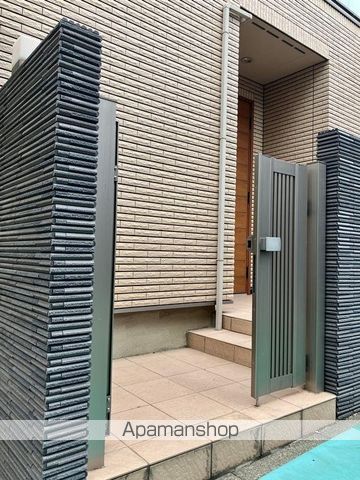 小田急電鉄小田原線 下北沢駅 徒歩10分 2階建 築13年の玄関写真