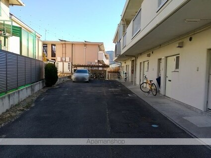 フラワーハイツ松岡[1K/26.4m2]の駐車場