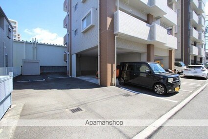パレ・グラン室町[2DK/40.5m2]の駐車場1