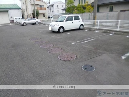 愛媛県松山市山越１丁目[2DK/44.34m2]の駐車場1