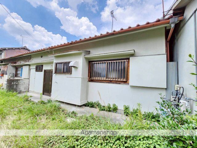 六条七番住宅の玄関写真