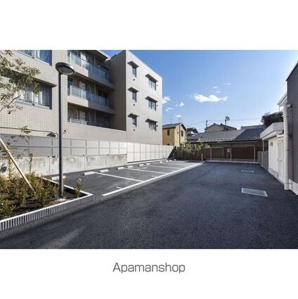 ＬＩＢＲ　ＧＲＡＮＴ　世田谷弦巻[1K/25.65m2]の駐車場