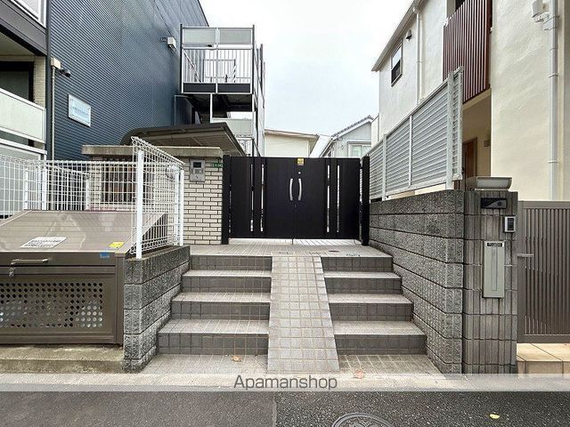 レオパレス氷川台さくらガーデンの玄関写真