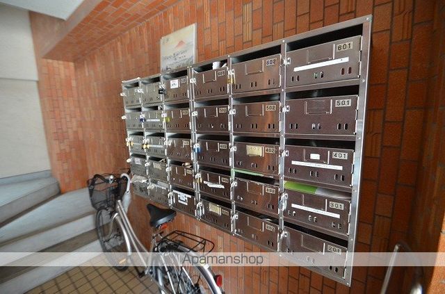 共研ビルの玄関写真