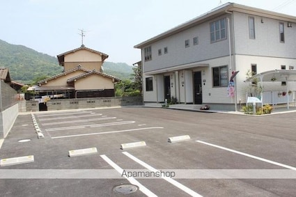 シャーメゾンＡｊｉ[2LDK/66.72m2]の駐車場