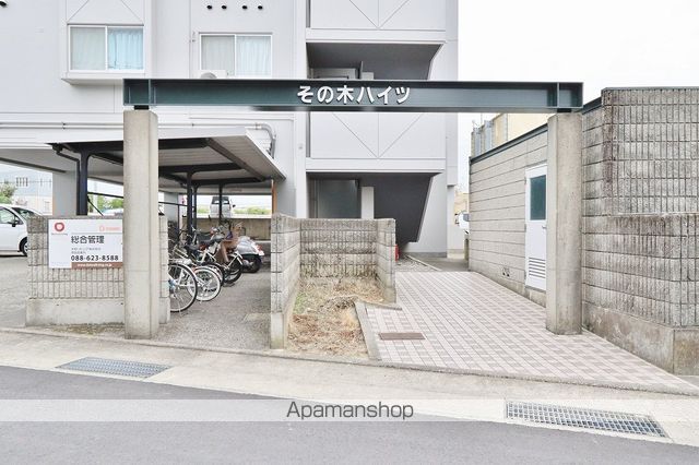 その木ハイツの玄関写真