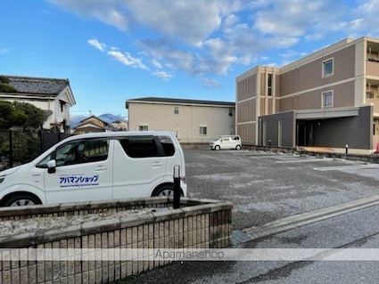 フォーリスト　ヴィレッジ弐番館[1R/42.38m2]の駐車場