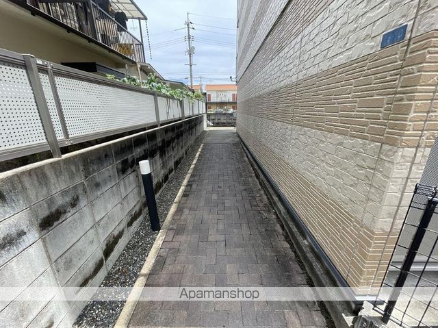 レオパレス伊島町2丁目の玄関写真