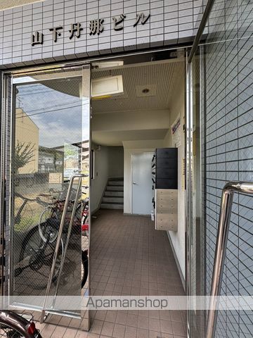 山下丹那ビルの玄関写真