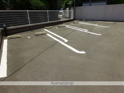 ルピエ紀三井寺[1K/27.18m2]の駐車場2