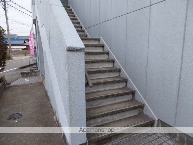 エル・アール本郷の玄関写真