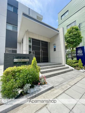 LA VIA 背戸口の玄関写真