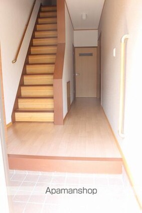 メゾン仁井[2LDK/68.39m2]の玄関