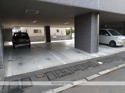 アクアイオンマンション[1K/28.5m2]の駐車場