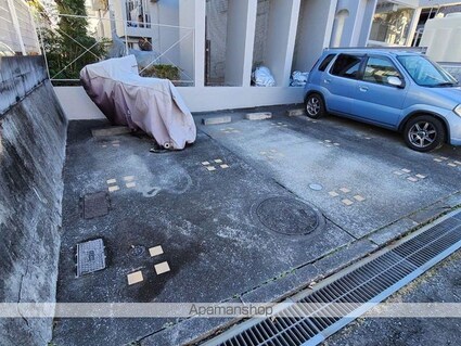 モイスンコート[1R/18.09m2]の駐車場