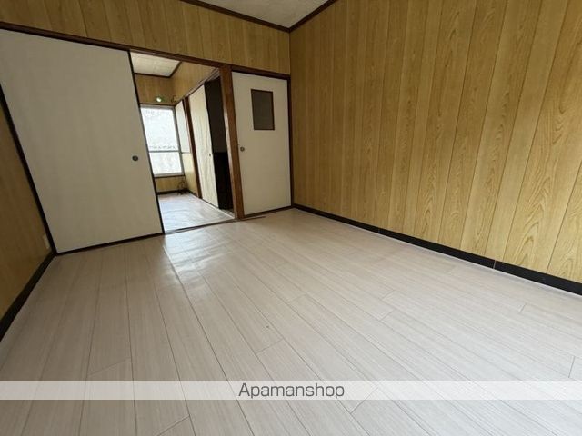 岡5丁目貸家 右の内装写真