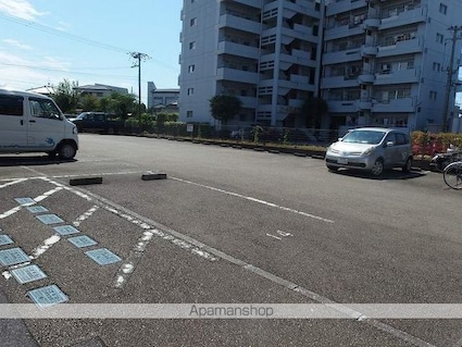 フィネス秦南[3DK/51.84m2]の駐車場