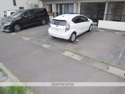 ＭＡＩＳＯＮ　ＤＥ　ＰＡＲＶＥＮＩＲ[1K/25.89m2]の駐車場2