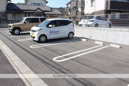 ルミエール　クリハラＧ[1LDK/43.6m2]の駐車場