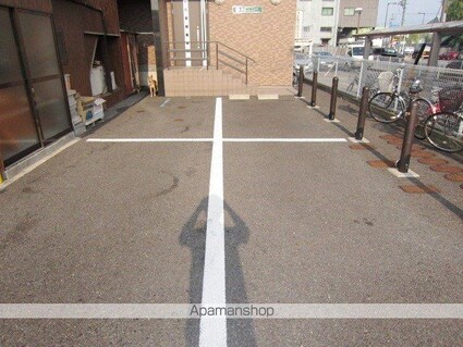 クローバーハイツ[1LDK/30m2]の駐車場2