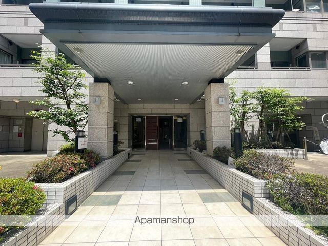 カスタリア新宿御苑の玄関写真