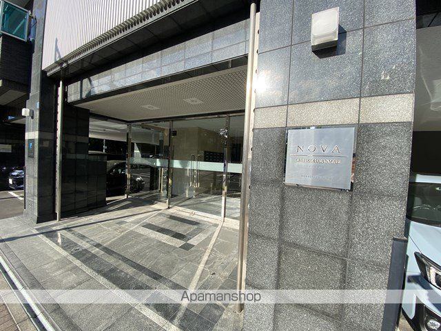 ノヴァ知事公館前の玄関写真