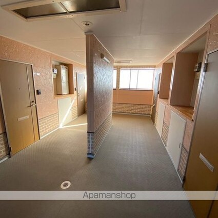 エーヌナイン[1R/27.64m2]のエントランス