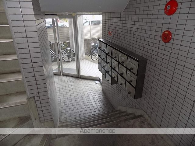 STビルの玄関写真