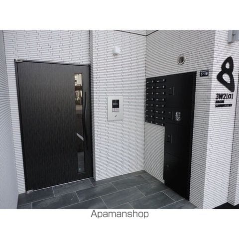8 3W2 HACHI SANWESTNYの玄関写真
