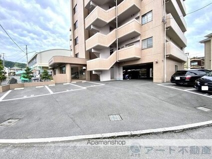 アドラーブル道後[2LDK/75m2]の駐車場1