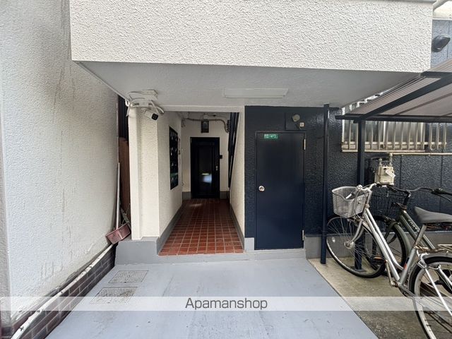 岡本マンションの玄関写真