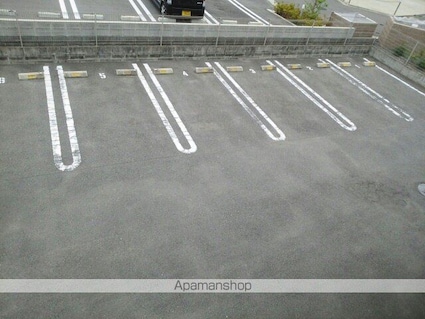 リエーヴル[2LDK/58.48m2]の駐車場