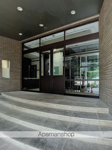 ロイヤルガーデン中山下の玄関写真