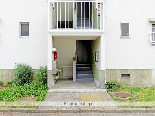 ビレッジハウス検見川3号棟の玄関写真