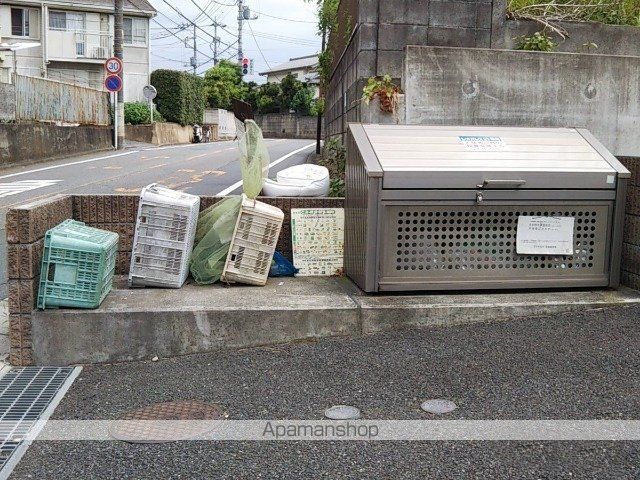 レオパレスクレストコートの玄関写真