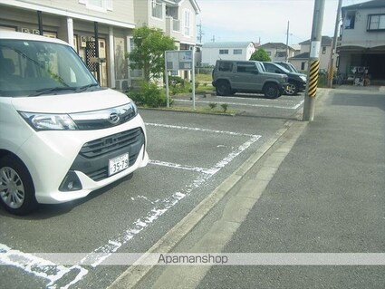 メゾンドーレⅢ[2DK/44.34m2]の駐車場1