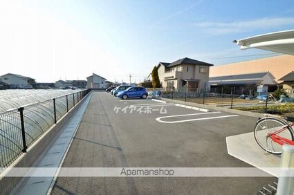 プランドール中島[1R/33.47m2]の駐車場2