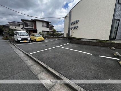 レオパレスピュアタウン[1K/24.84m2]の駐車場