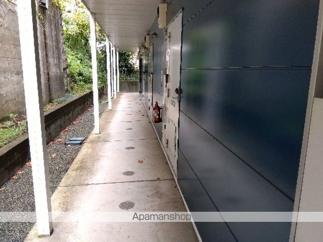 レオパレスウエストコートの玄関写真