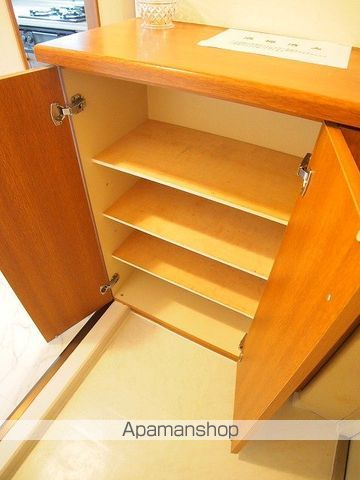 エメラルドグリーン中の島の内装写真