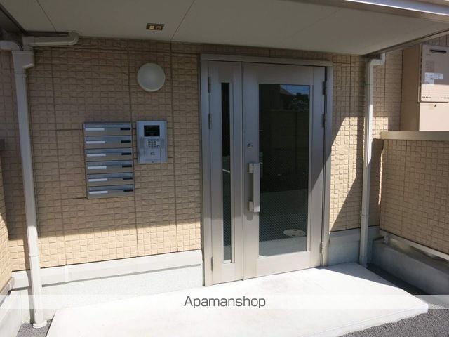 ラークヒルズCの玄関写真