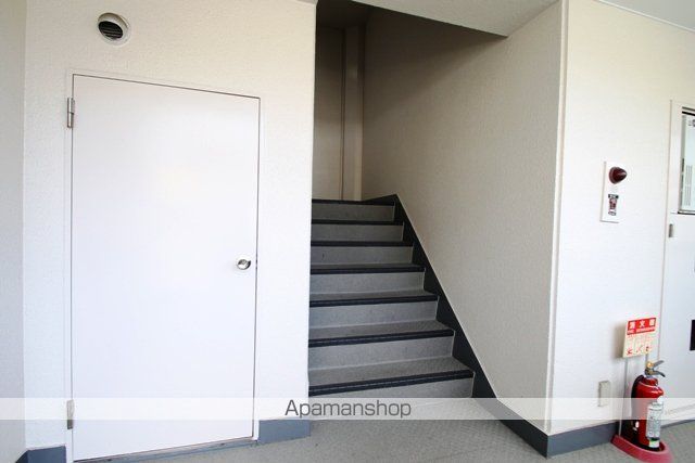 ライフステージ新大阪の玄関写真