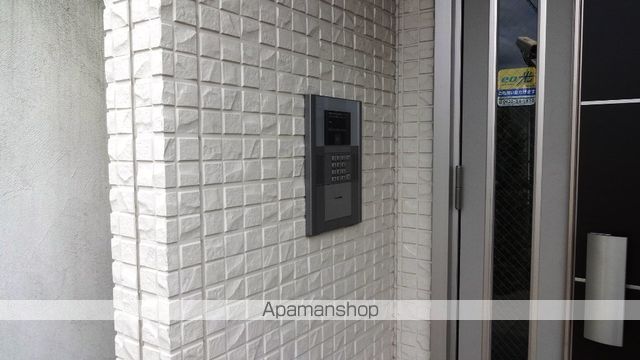 アーバンハイツ段上の玄関写真