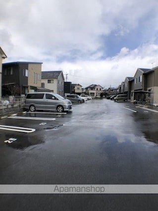 Ｒａｆｆｉｎｅ　Ｂｉｗａ[2LDK/65.46m2]の駐車場2