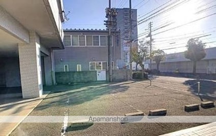 空港中央ビル[3LDK/66m2]の駐車場